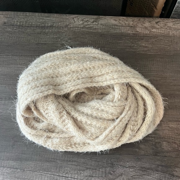 NWT Altar’d State Fuzzy Infinity Scarf - Picture 2 of 4